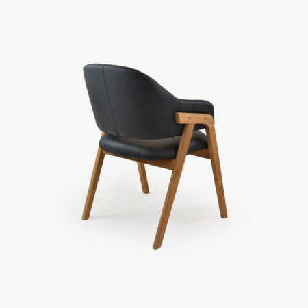 Dubový Esstisch oval 180 × 90 cm und Stühle Beny schwarz