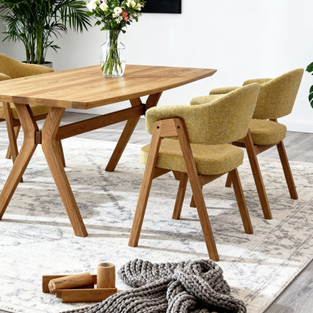 Dubowy ovaler Esstisch 180 × 90 cm und gelber Stuhl Mona