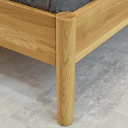 Bett aus massivem Eichenholz mit Stoffkopfteil 180 x 200 cm