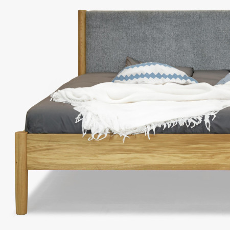 Bett aus massivem Eichenholz mit Stoffkopfteil 180 x 200 cm