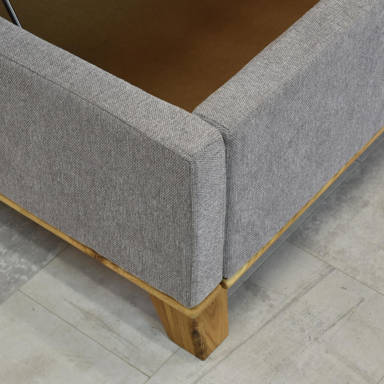 Manchettbett auf Füßen mit Stauraum 180 x 200 cm