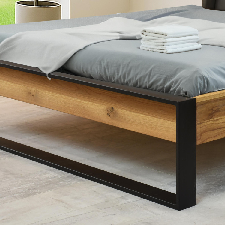 Eichenbett mit Metallfüßen 180 x 200 cm