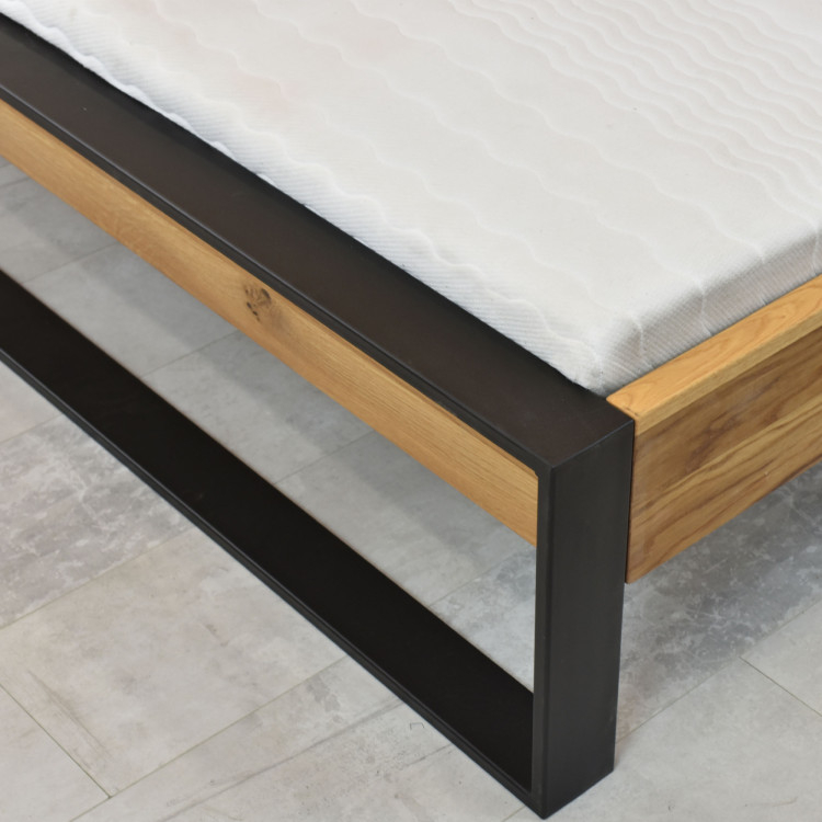 Eichenbett mit Metallfüßen 180 x 200 cm