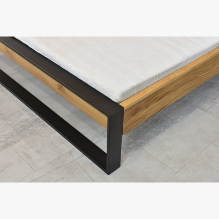 Eichenbett mit Metallfüßen 180 x 200 cm