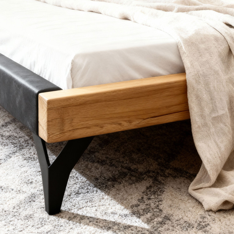 Dubový Bett aus Balken mit schwarzer Polsterung 180 x 200 cm