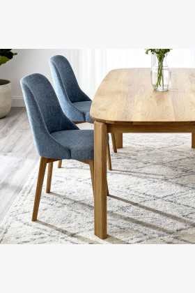 Elegante Esszimmerstühle in blauem Stoff und Eichenbeinen 2