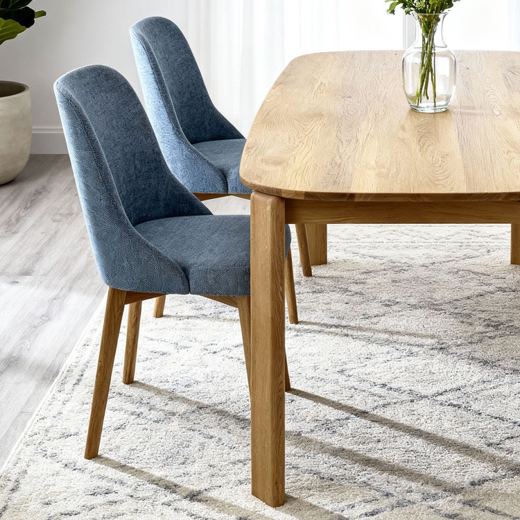 Elegante Esszimmerstühle in blauem Stoff und Eichenbeinen