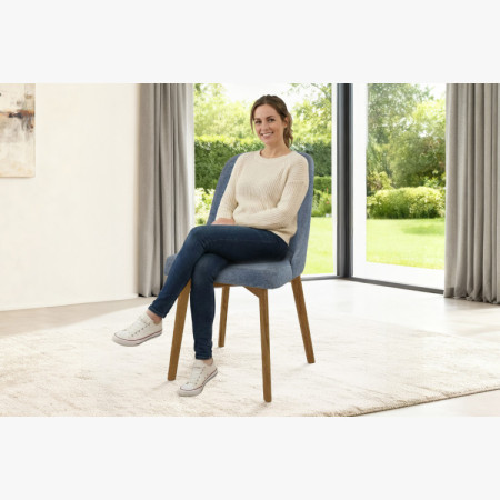 Elegante Esszimmerstühle in blauem Stoff und Eichenbeinen