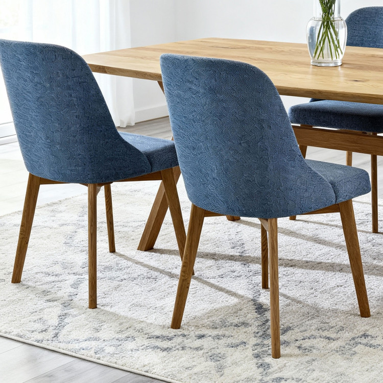 Elegante Esszimmerstühle in blauem Stoff und Eichenbeinen