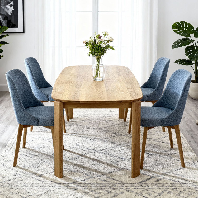 Elegante Esszimmerstühle in blauem Stoff und Eichenbeinen