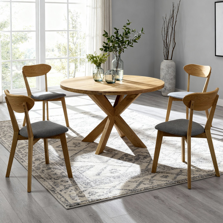 Jídelní set Holger & Helsinki – massiver Eichenholz-Tisch und skandinavische Stühle