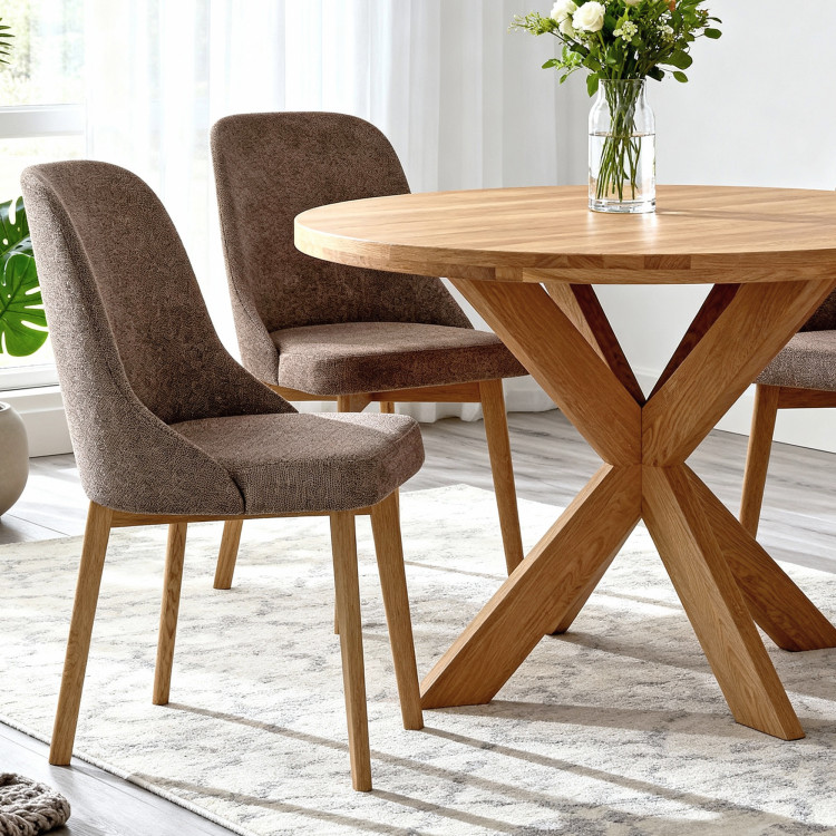 Elegante Esszimmerstühle aus graubraunem Stoff mit Eichenbeinen