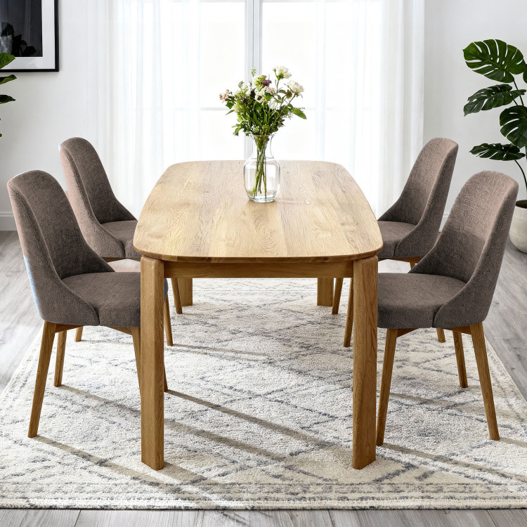 Elegante Esszimmerstühle aus graubraunem Stoff mit Eichenbeinen