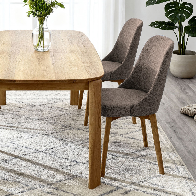 Elegante Esszimmerstühle aus graubraunem Stoff mit Eichenbeinen