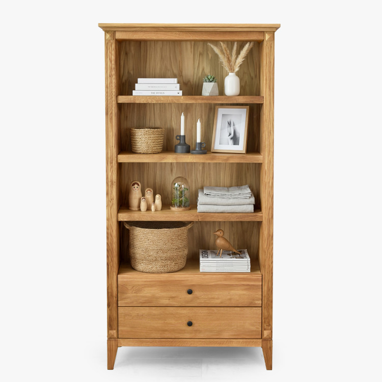 Eichenregal im rustikalen nordischen Stil