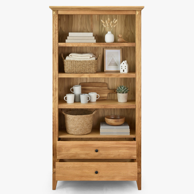 Eichenregal im rustikalen nordischen Stil