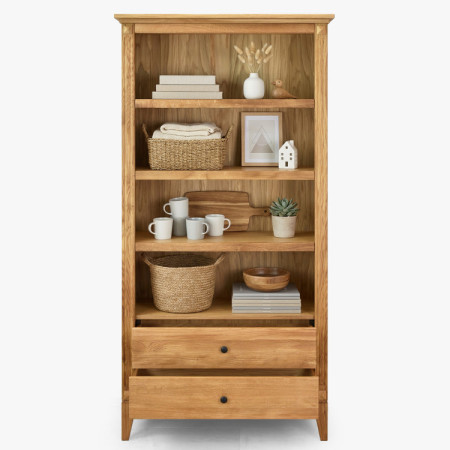 Eichenregal im rustikalen nordischen Stil