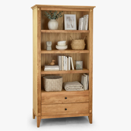 Eichenregal im rustikalen nordischen Stil