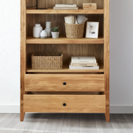 Eichenregal im rustikalen nordischen Stil