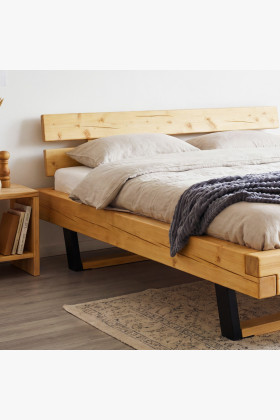 Postel aus Massivholz auf Beinen, Laura Fichte 180 x 200 cm 2