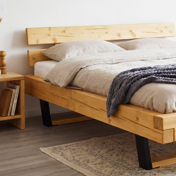 Postel aus Massivholz auf Füßen, Laura Fichte 160 x 200 cm