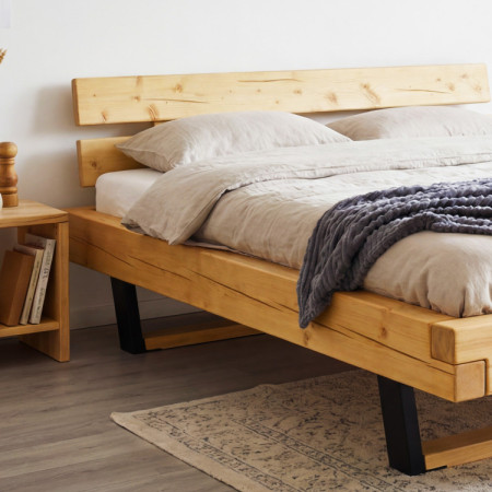 Postel aus Massivholz auf Füßen, Laura Fichte 160 x 200 cm
