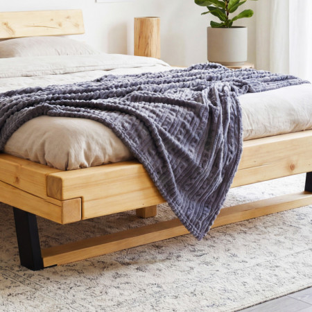 Postel aus Massivholz auf Füßen, Laura Fichte 160 x 200 cm