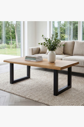 Eichen-Couchtisch mit schwarzen Metallbeinen, modern