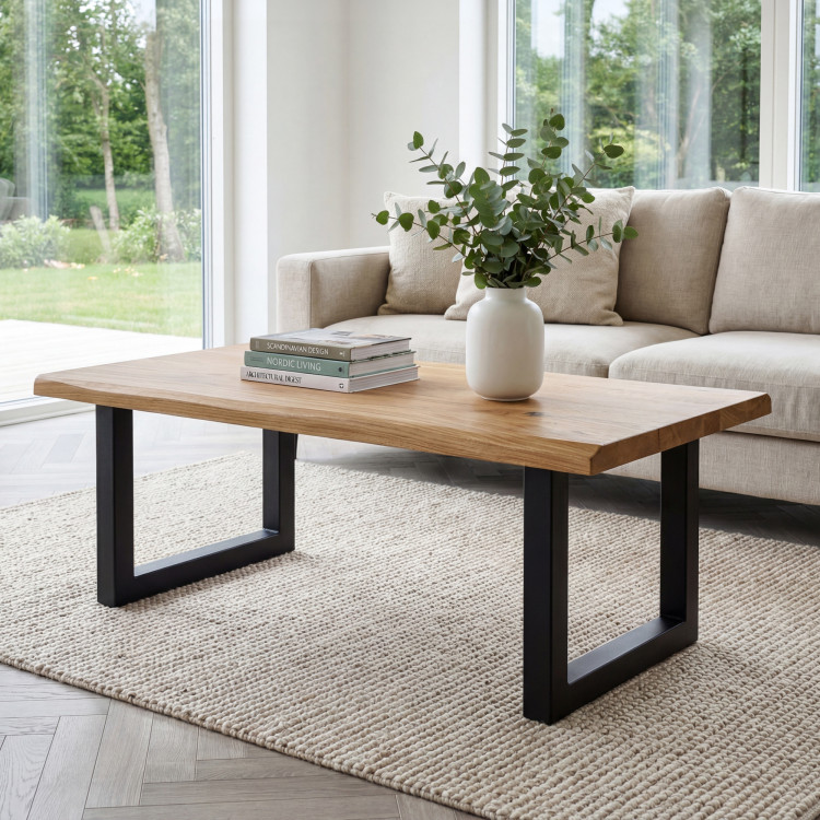 Eichen-Couchtisch mit Metallbeinen