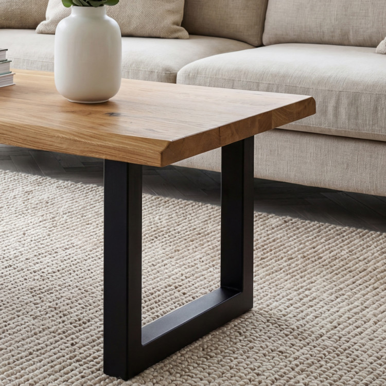 Eichen-Couchtisch mit Metallbeinen