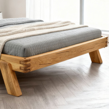 Holzbett aus Eichenbalken 180 x 200 cm