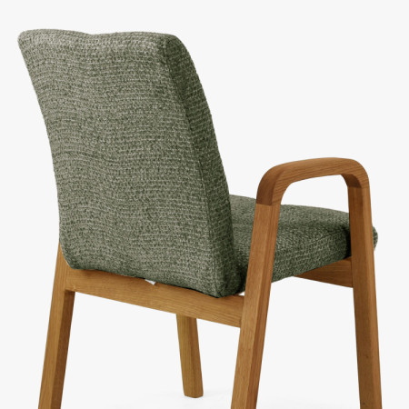 Eichenstuhl mit Armlehnen, grün gepolstert