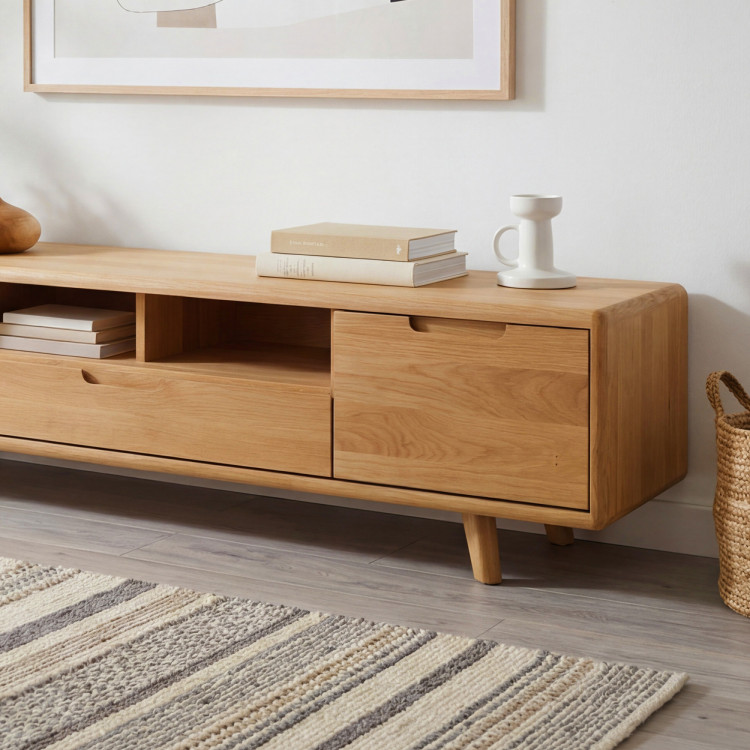 TV-Kommode aus Holz, Eiche Natur auf Füßen