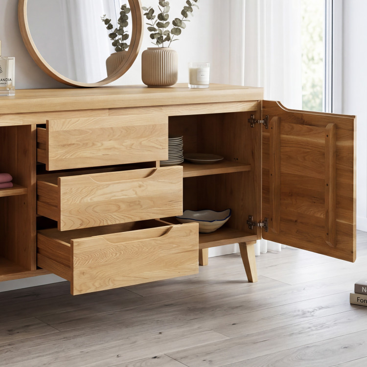 Kommode aus massiver Eiche auf Füßen, Typ Prag 49