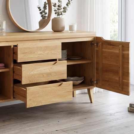 Kommode aus massiver Eiche auf Füßen, Typ Prag 49