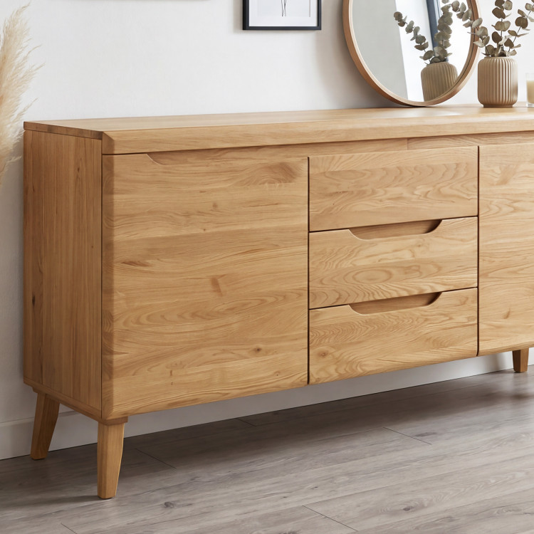 Kommode aus massiver Eiche auf Füßen, Typ Prag 49