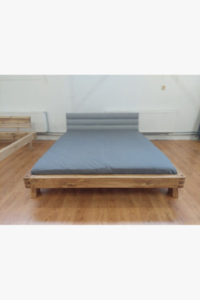 Eichenbett 180x200 mit grauem gepolstertem Kopfteil