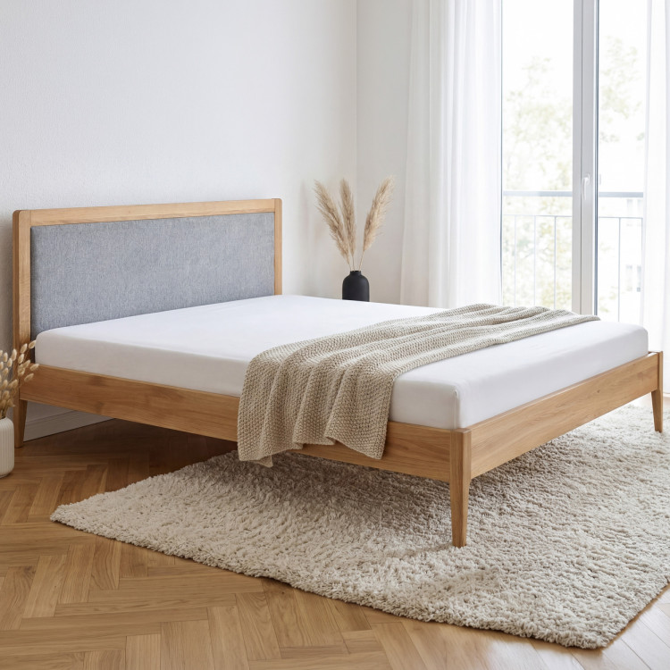 Manchette Bett mit Füßen aus Eiche 180 x 200 cm, Stoffkopfteil