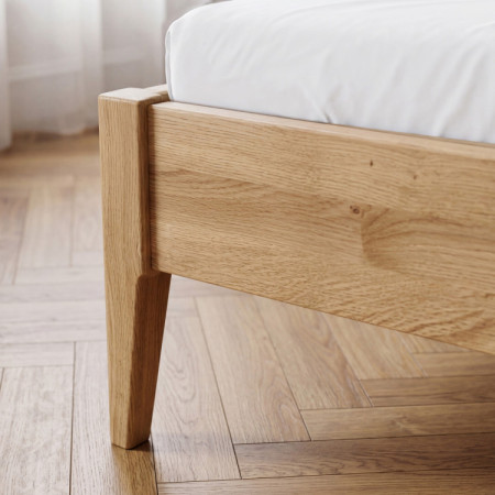 Manchette Bett mit Füßen aus Eiche 180 x 200 cm, Stoffkopfteil
