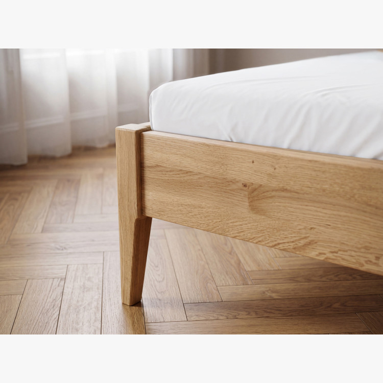 Manchette Bett mit Füßen aus Eiche 180 x 200 cm, Stoffkopfteil