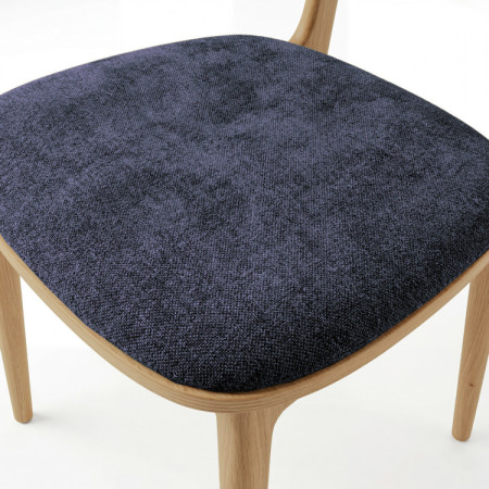 Čalouněná jídelní židle Vard z masivního dubu – antracitová látka