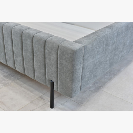 Čalouněná postel 180x200 grau mit Stauraum und Lattenrost
