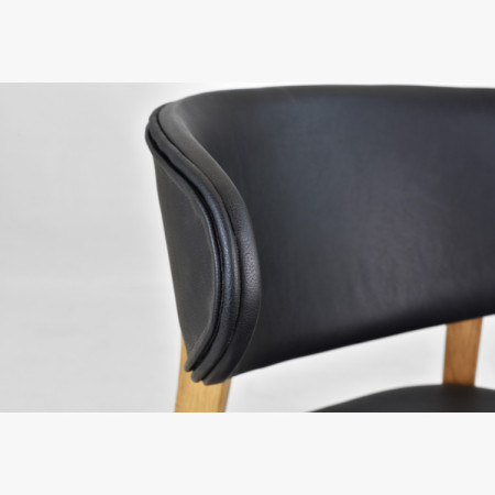 Čalouněná jídelní židle Saška – schwarzes italienisches Leder, massiv geölte Eiche