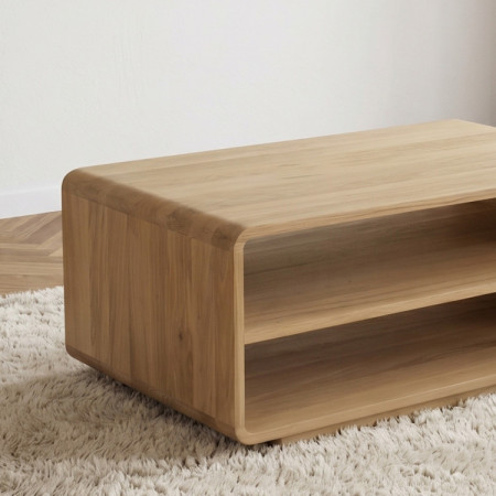 Abgerundeter Holzcouchtisch