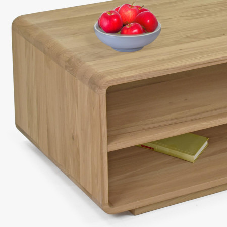 Abgerundeter Holzcouchtisch