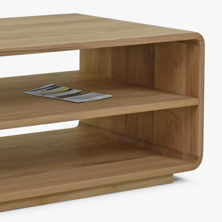 Abgerundeter Holzcouchtisch