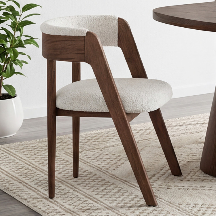 Luxuriöser Eichenstuhl in Nussbaumfarbe, cremefarbener Stoff