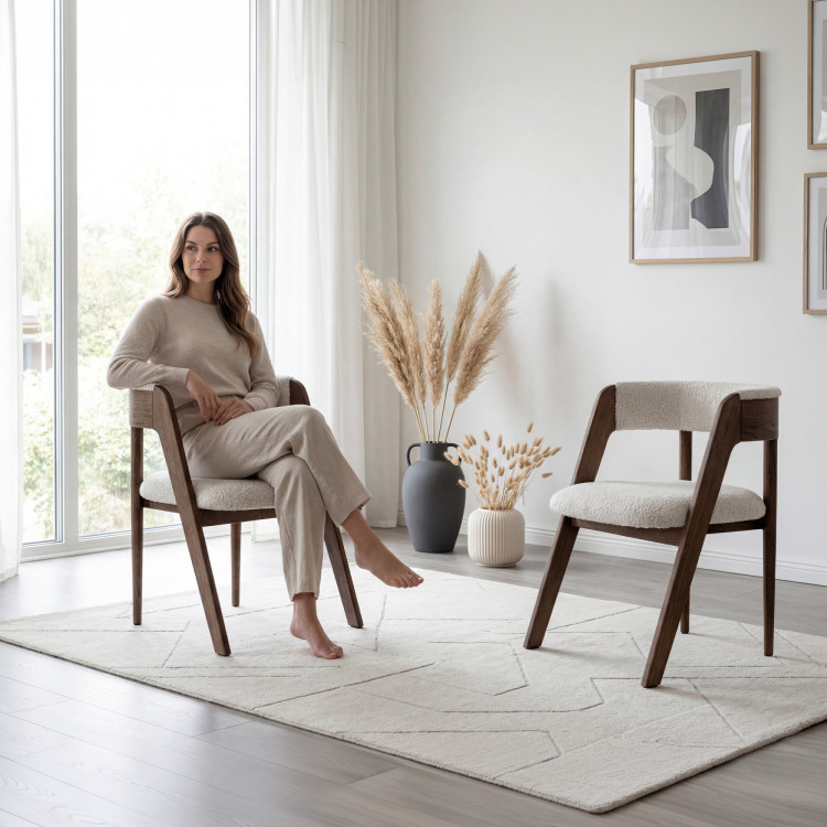 Luxuriöser Eichenstuhl in Nussbaumfarbe, cremefarbener Stoff