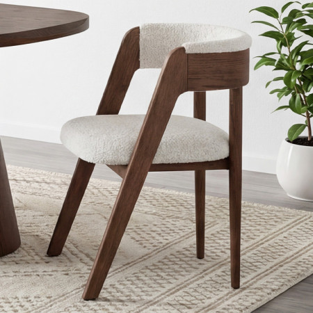 Luxuriöser Eichenstuhl in Nussbaumfarbe, cremefarbener Stoff