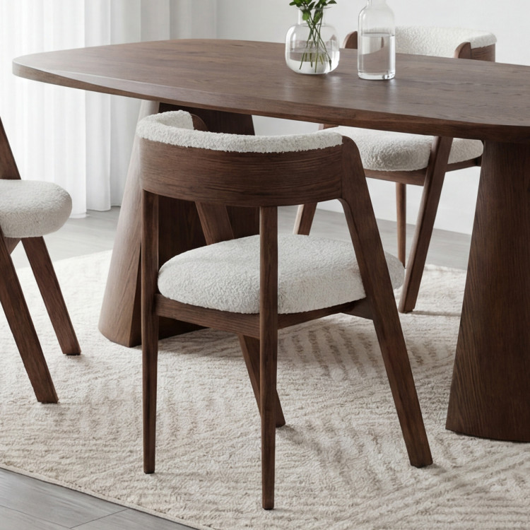 Luxuriöser Eichenstuhl in Nussbaumfarbe, cremefarbener Stoff